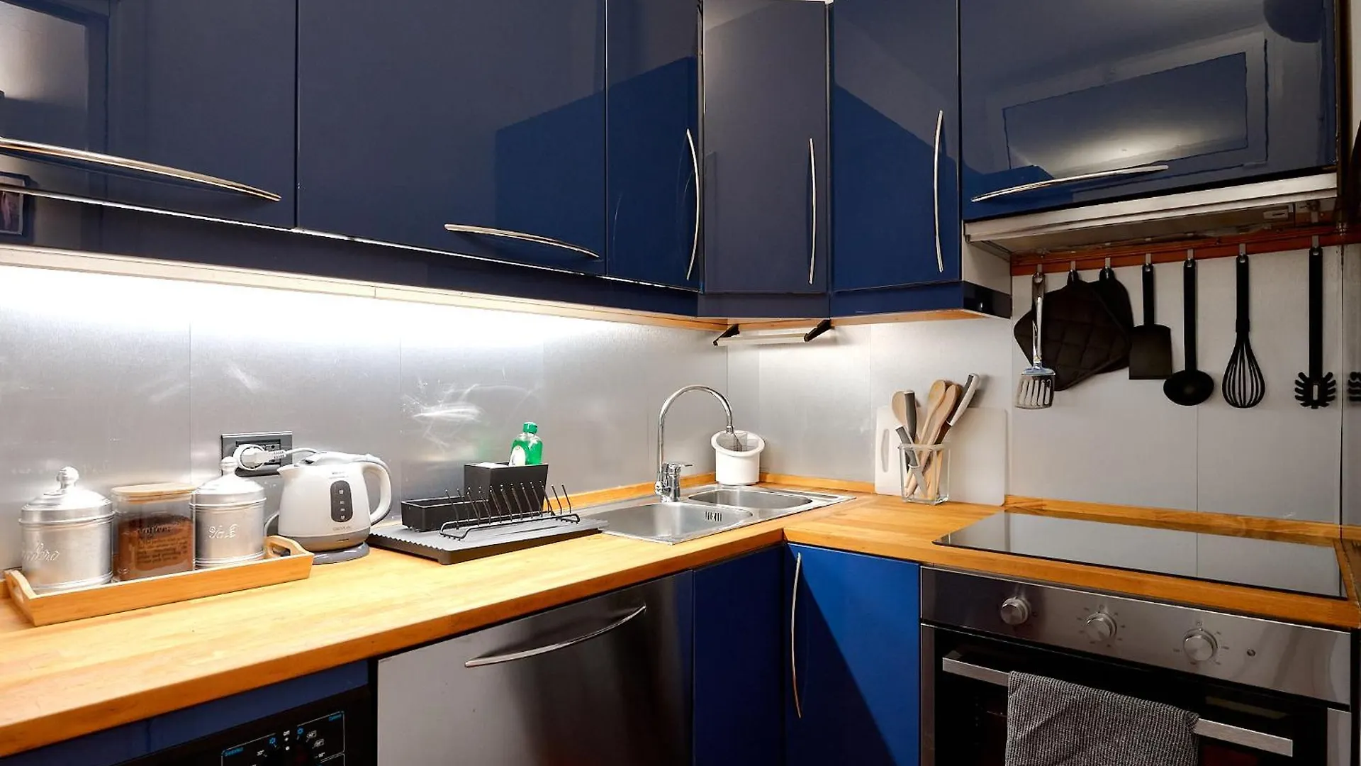 Xenia Apartments - Intimate Apartment 10 Min From Duomo Milan Italy