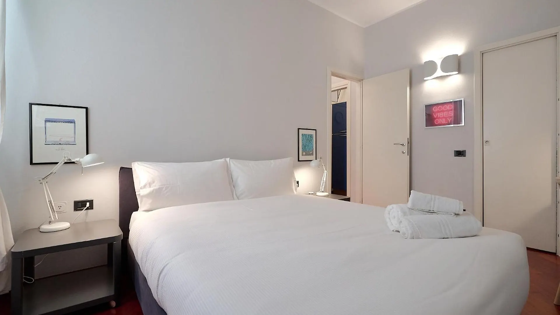 Xenia Apartments - Intimate Apartment 10 Min From Duomo Milan
