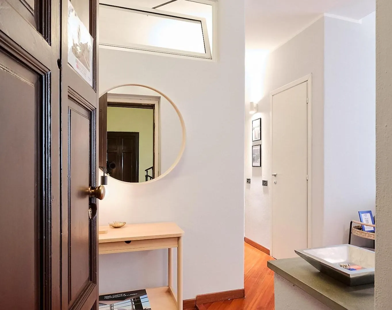 Xenia Apartments - Intimate Apartment 10 Min From Duomo Milan 0*,